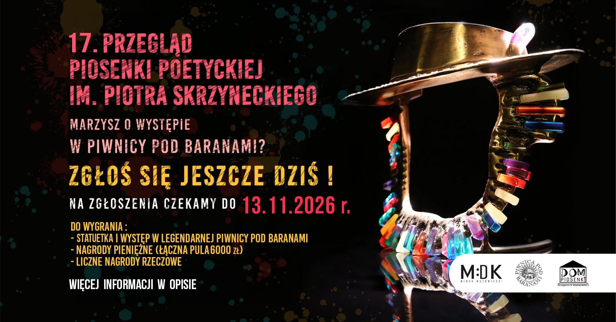 Kliknięcie powiększy obraz. Ciemne tło z kolorowymi kleksami i po lewej dużym blokiem wyrazistego różowo-żółtego tekstu promocyjnego. Po prawej metalowa statuetka przypominająca mikrofon z kapeluszem i wiszącymi, barwnymi plastikowymi elementami odbijającymi światło. W prawym dolnym rogu trzy czarno-białe logotypy organizatorów.