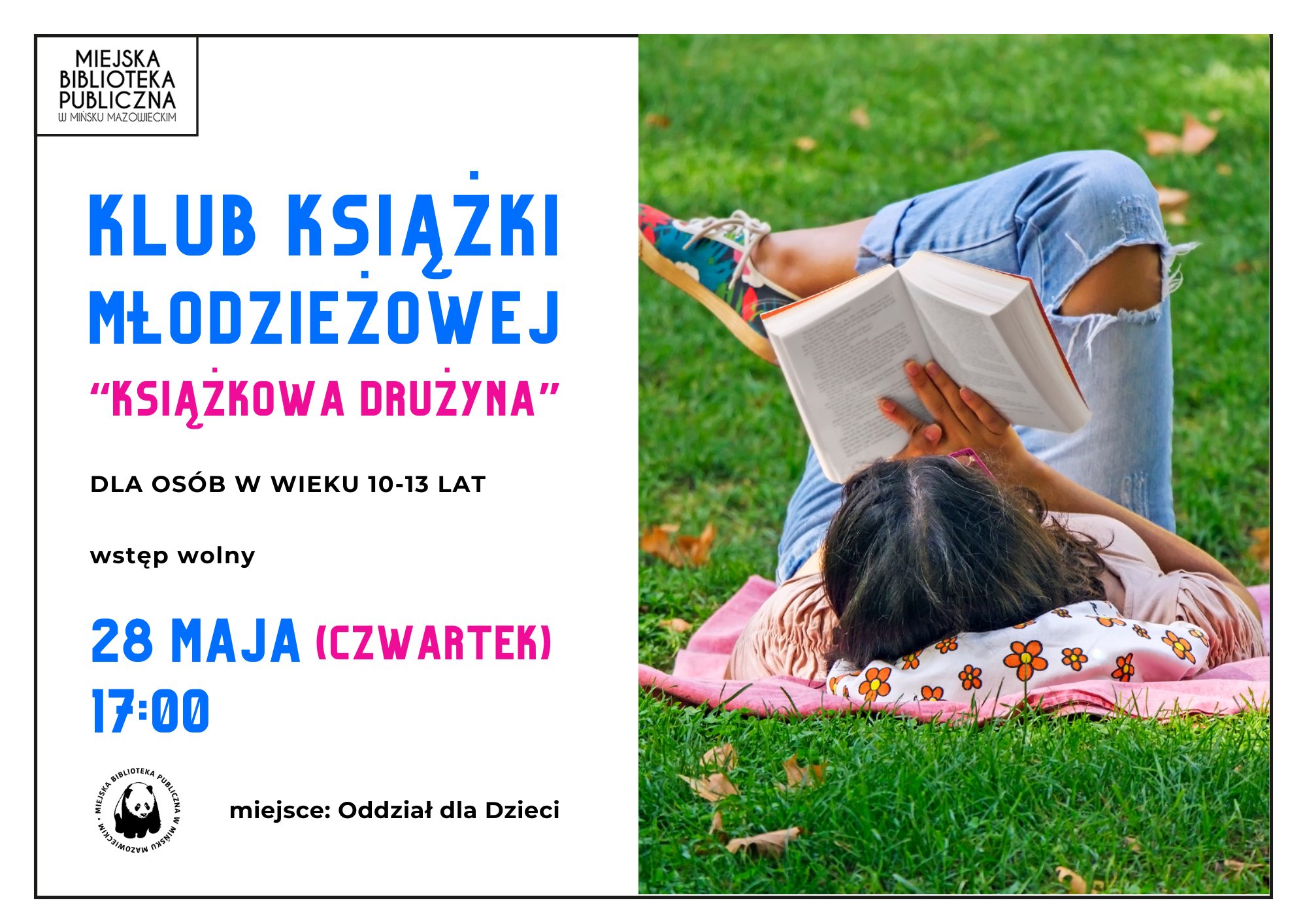 Kliknięcie powiększy obraz. Plakat z białą lewą kolumną zawierającą logo biblioteki i kolorowe nagłówki oraz szczegóły wydarzenia. Po prawej stronie młoda osoba leży na różowym kocu na trawie i czyta otwartą książkę. Osoba ma ciemne włosy, podwinięte dżinsy z przetarciem, kolorowe trampki i plecak w kwiatowy wzór. Tło to zielona trawa na zewnątrz w ciągu dnia.