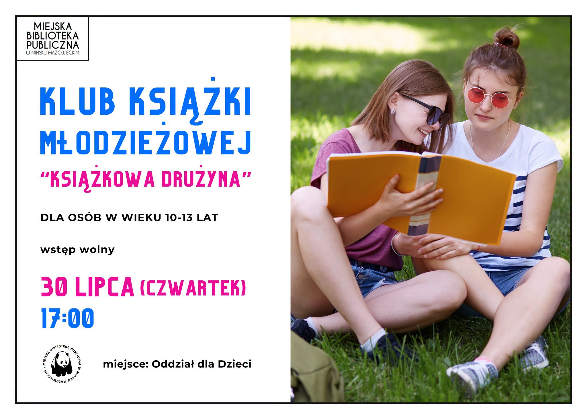 Kliknięcie powiększy obraz. Plakat po lewej stronie z białym tłem i dużymi kolorowymi napisami; po prawej dwie nastoletnie dziewczyny siedzą na trawie w parku w dzień i razem czytają dużą pomarańczową książkę, obie mają okulary przeciwsłoneczne.