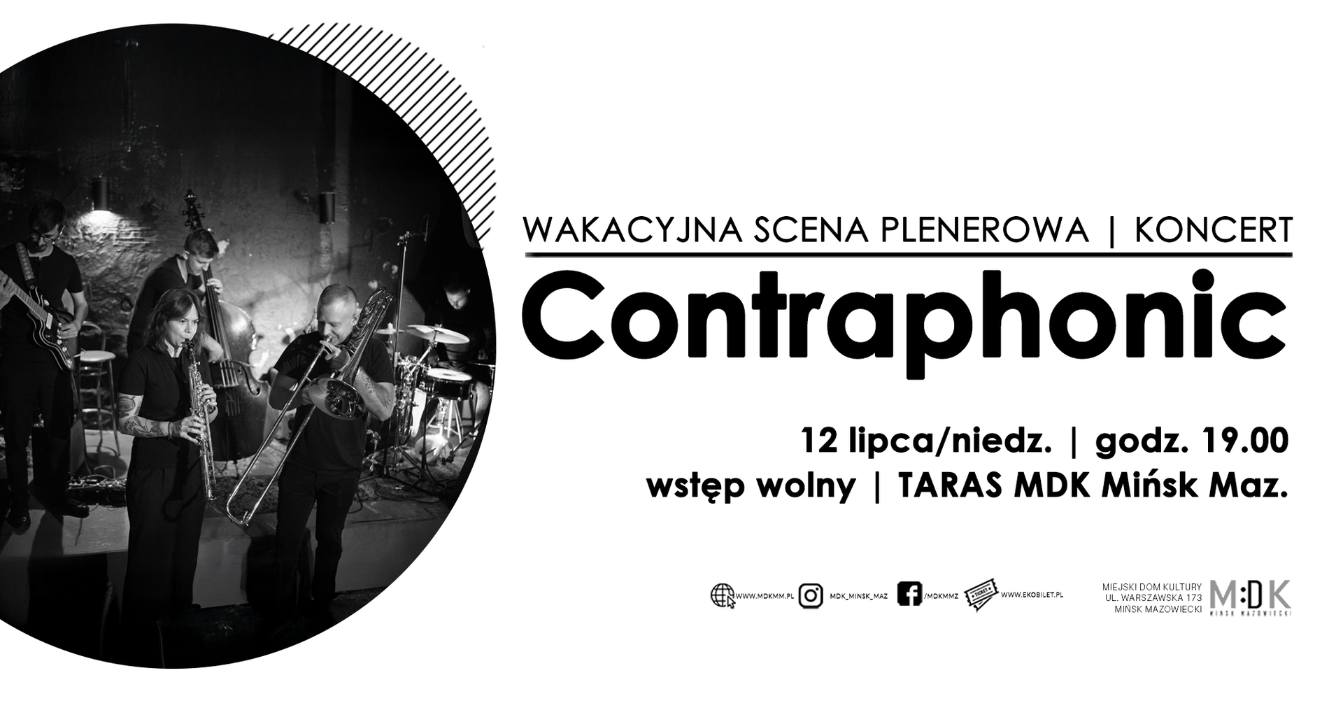 Kliknięcie powiększy obraz. Czarno-biała, okrągła fotografia po lewej stronie pokazuje zespół grający na scenie z saksofonem, puzonem, kontrabasem, gitarą i perkusją. Prawa strona ma białe tło z dużym, pogrubionym tytułem oraz mniejszymi informacjami i ikonami u dołu. Kompozycja łączy ciemne zdjęcie z przestrzenią informacyjną po prawej.