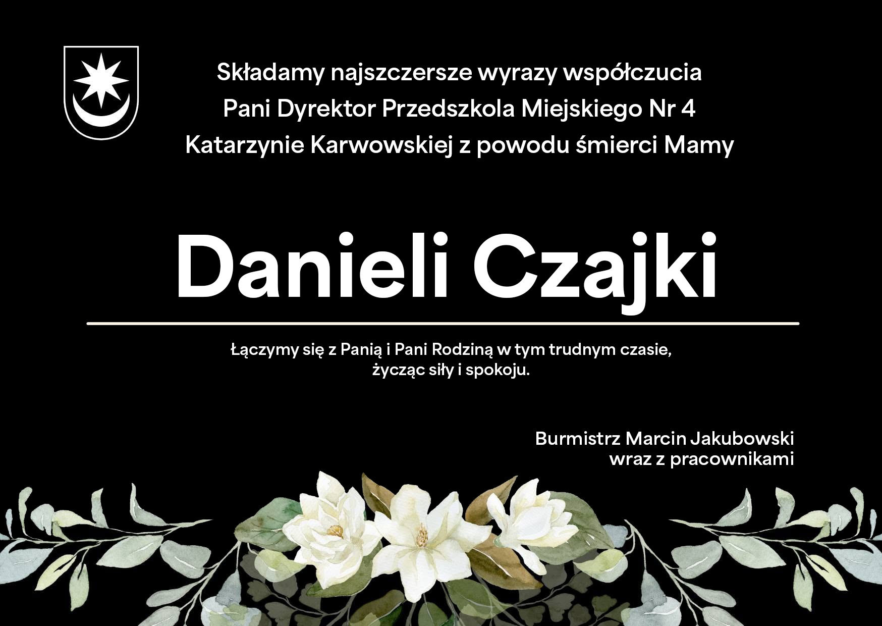 Kliknięcie powiększy obraz. Czarne tło z białym herbem w lewym górnym rogu. Na środku duża biała nazwa osoby zapisana pogrubioną czcionką. Nad nią blok białego tekstu z kondolencjami, poniżej cienka pozioma linia i krótki dopisany tekst. U dołu szeroka kompozycja białych kwiatów i zielonych liści.