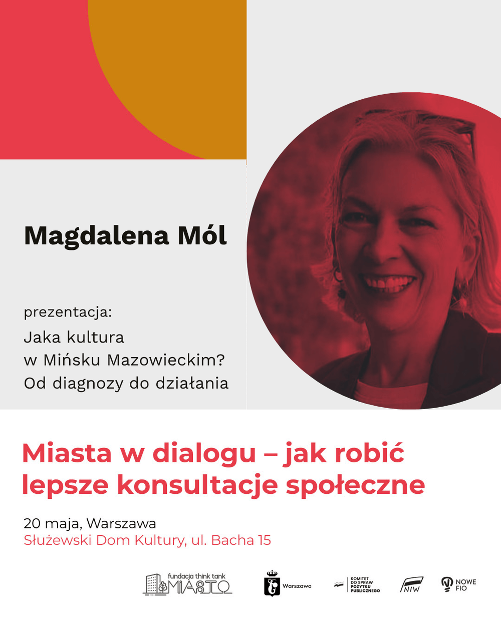 Kliknięcie powiększy obraz. Plakat o jasnym, białym tle z kolorowymi półokręgami w górnym lewym rogu. Po lewej znajduje się pionowy panel z dużym, pogrubionym nazwiskiem i mniejszym tekstem informacyjnym. Po prawej jest okrągłe zdjęcie uśmiechniętej kobiety z czerwonym filtrem. W dolnej części duża czerwona blokowa sekcja z tytułem wydarzenia, poniżej mniejszy wiersz z datą i miejscem oraz rząd małych logotypów organizatorów.