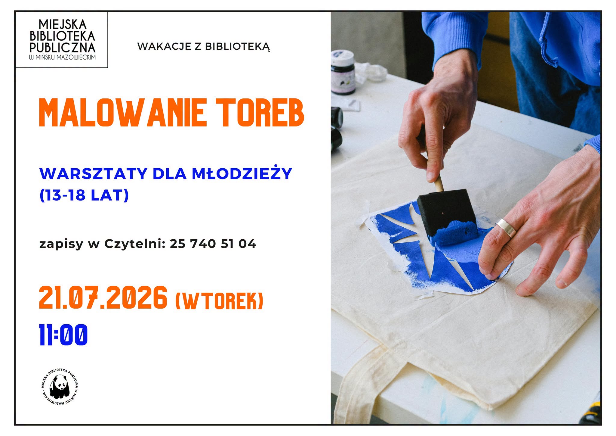 Kliknięcie powiększy obraz. Prawa połowa plakatu pokazuje dwie dłonie nakładające niebieską farbę gąbkowym wałkiem na bawełnianą torbę przy użyciu szablonu. Osoba ma niebieską bluzę i metalową obrączkę na palcu. Lewa połowa to biały układ z pomarańczowo-niebieskimi napisami i logo biblioteki.