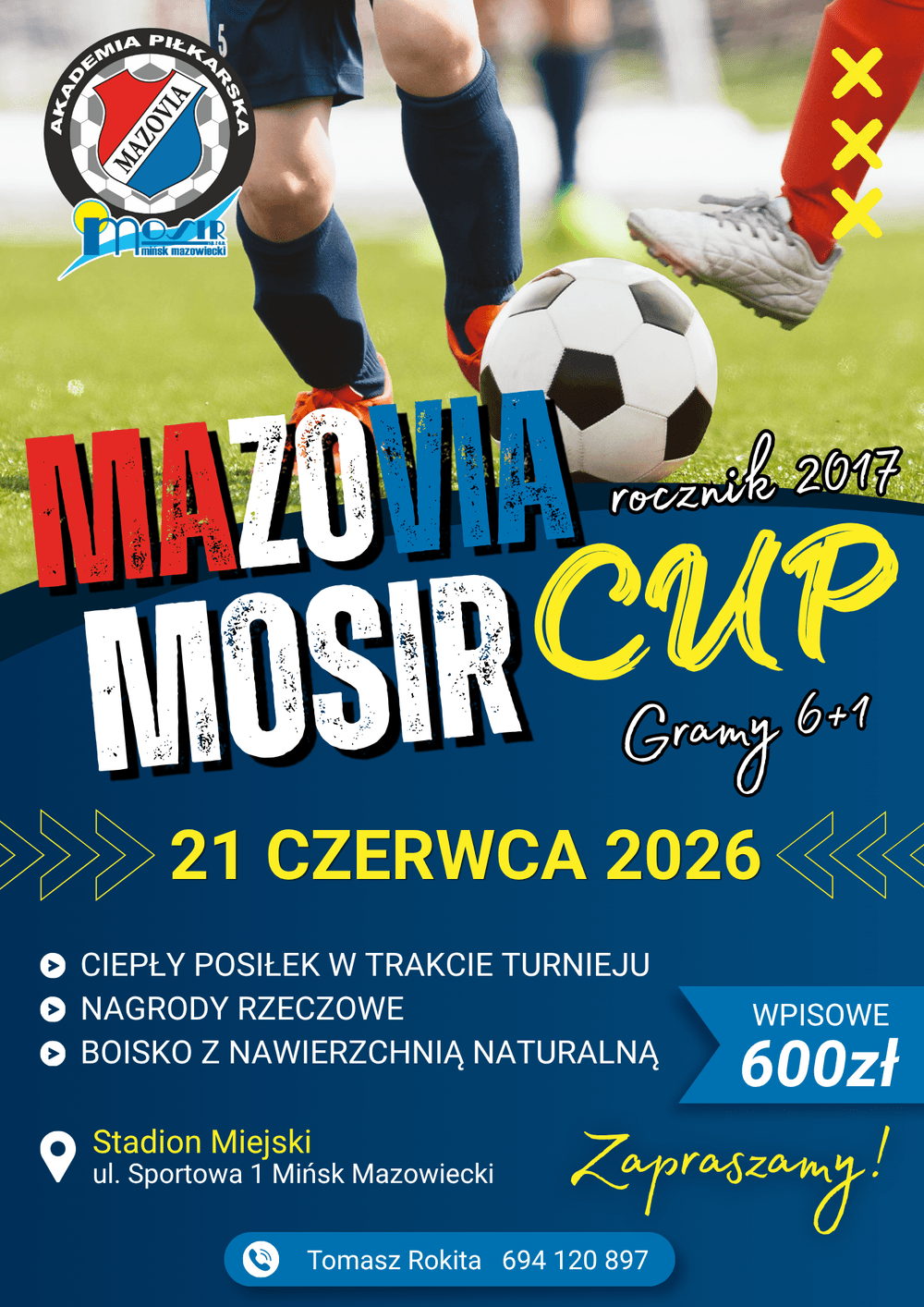 Kliknięcie powiększy obraz. Plakat turnieju piłkarskiego w pionowym formacie. Widoczne nogi dwóch zawodników w strojach i piłka na trawie. Logo klubu w lewym górnym rogu. Dolna część ma ciemnoniebieskie tło z żółtymi akcentami i elementami informacyjnymi. Pasek kontaktowy z ikoną telefonu w dolnej części.