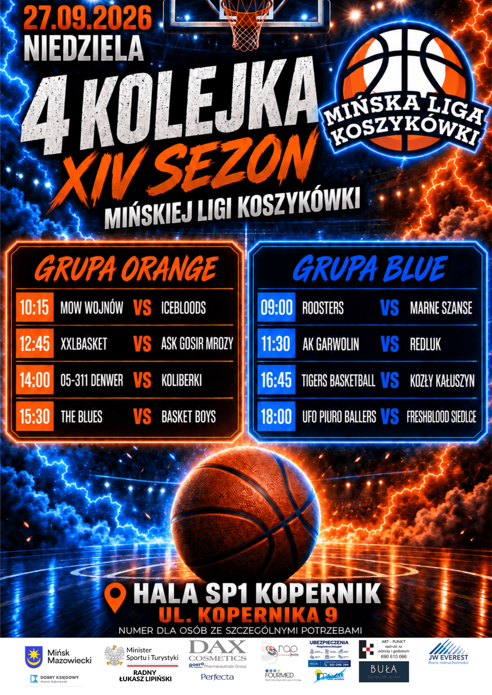 Kliknięcie powiększy obraz. Kolorowy plakat koszykarski z dużą piłką i obręczą na górze. Duży tytuł sezonu i widoczna data u góry. Po lewej pomarańczowa ramka z harmonogramem meczów, po prawej niebieska ramka z drugim harmonogramem. Tło dzieli niebieska i pomarańczowa burza świetlna. U dołu nazwa hali i rząd logotypów sponsorów.