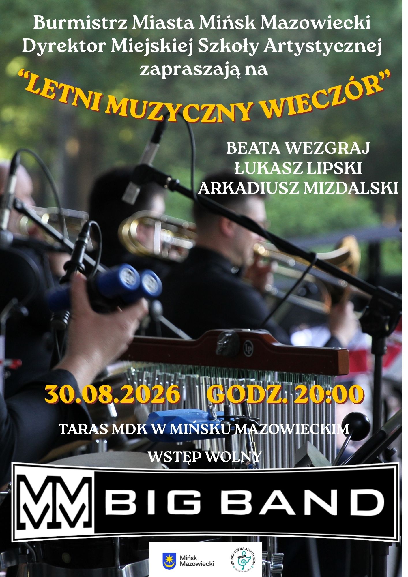 Kliknięcie powiększy obraz. Muzycy grają w orkiestrze na zbliżeniu; widoczne trąbki, mikrofony i instrumenty perkusyjne na rozmytym zielonym tle. Na górze plakatu znajduje się duży żółty pochylony baner z tytułem wydarzenia. Poniżej widoczne są białe linie tekstu z nazwiskami wykonawców. Na środku wyróżniona data i godzina w jaskrawym kolorze. U dołu czarne logo zespołu oraz informacje o miejscu i bezpłatnym wstępie.