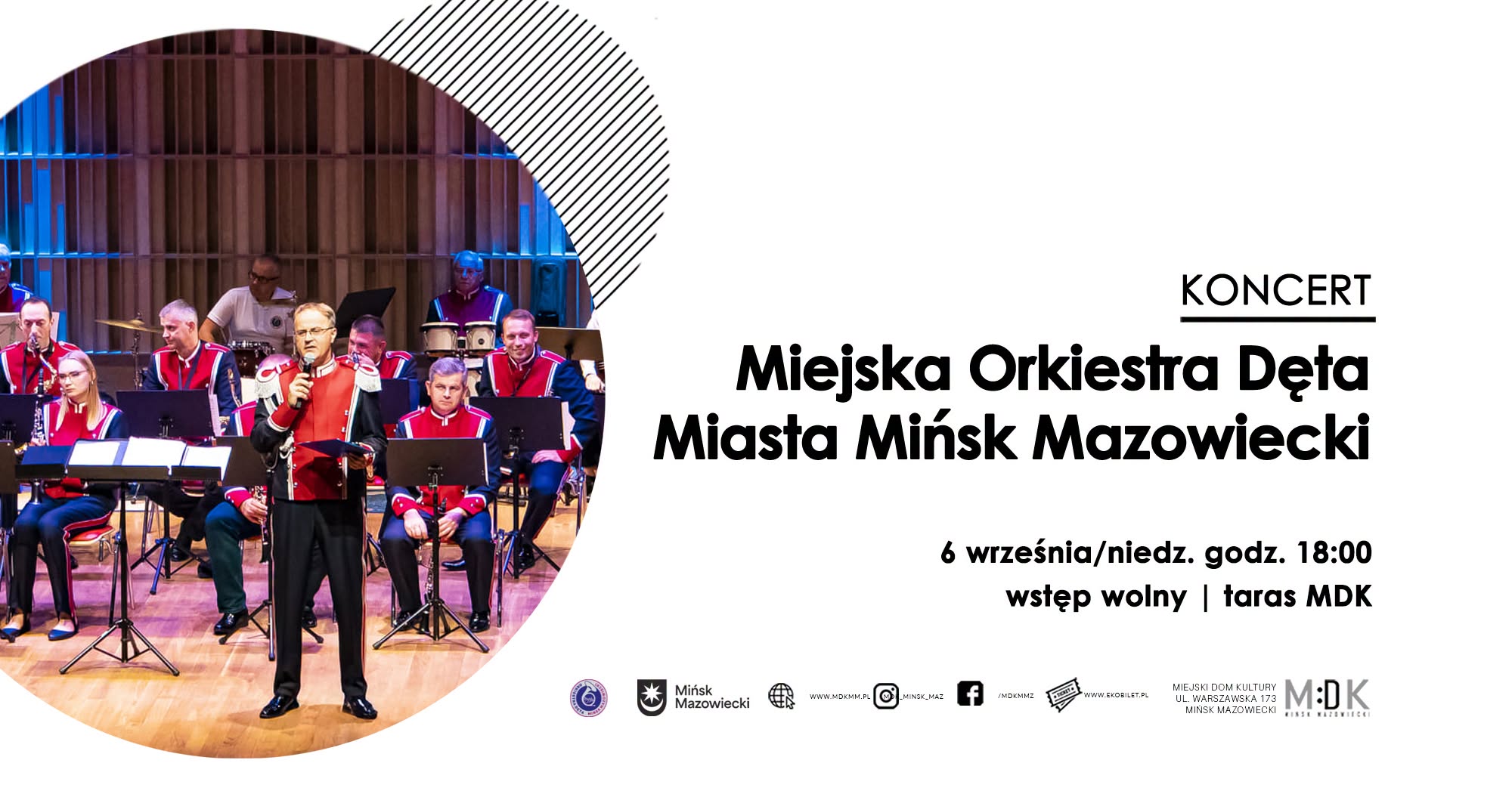 Kliknięcie powiększy obraz. Męska orkiestra dęta siedzi i stoi na scenie w czerwono-granatowych mundurach. Mężczyzna z mikrofonem stoi na pierwszym planie. Scena ma drewnianą podłogę i panelowane tło. Lewa część obrazu jest zaokrąglona i pokazuje muzyków. Prawa część ma białe tło z dużymi czarnymi napisami i logotypami.
