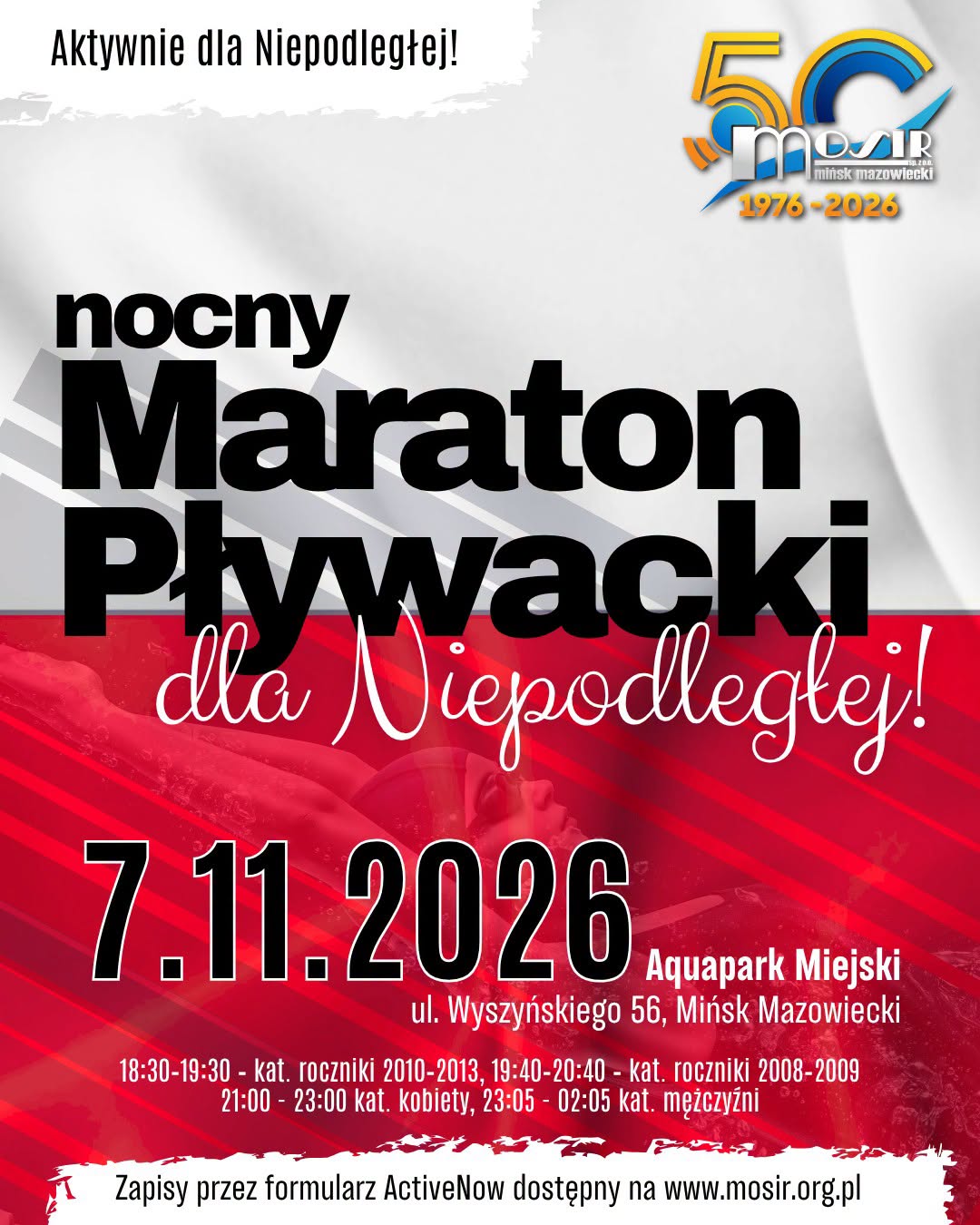 Kliknięcie powiększy obraz. Plakat reklamuje nocny maraton pływacki z biało-czerwonym tłem nawiązującym do flagi Polski. Duża czarna typografia zajmuje górną część. W dolnej części widoczny czerwony pas z półprzezroczystym zdjęciem pływaka w basenie. W prawym górnym rogu kolorowe logo rocznicowe. Na dole mniejsze pola tekstowe informują o dacie, miejscu i godzinach wydarzenia.