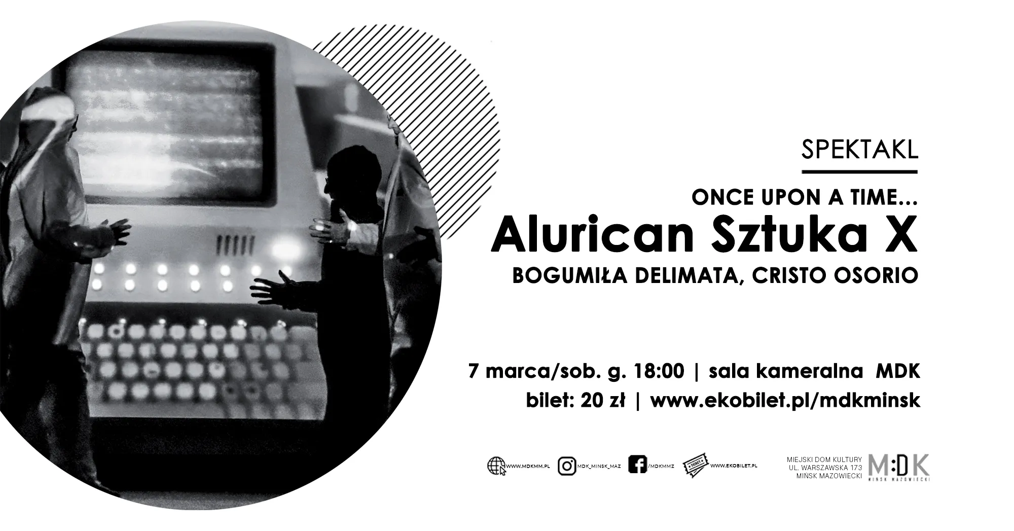Kliknięcie powiększy obraz. Czarno-biała fotografia w okręgu po lewej stronie. Dwie postacie w długich szatach stoją naprzeciw siebie z wyciągniętymi rękami przed starym, podświetlonym monitorem i klawiaturą. Na białym tle po prawej znajduje się duża, pogrubiona typografia i informacje u dołu oraz ozdobny pasek skośnych linii za okręgiem.