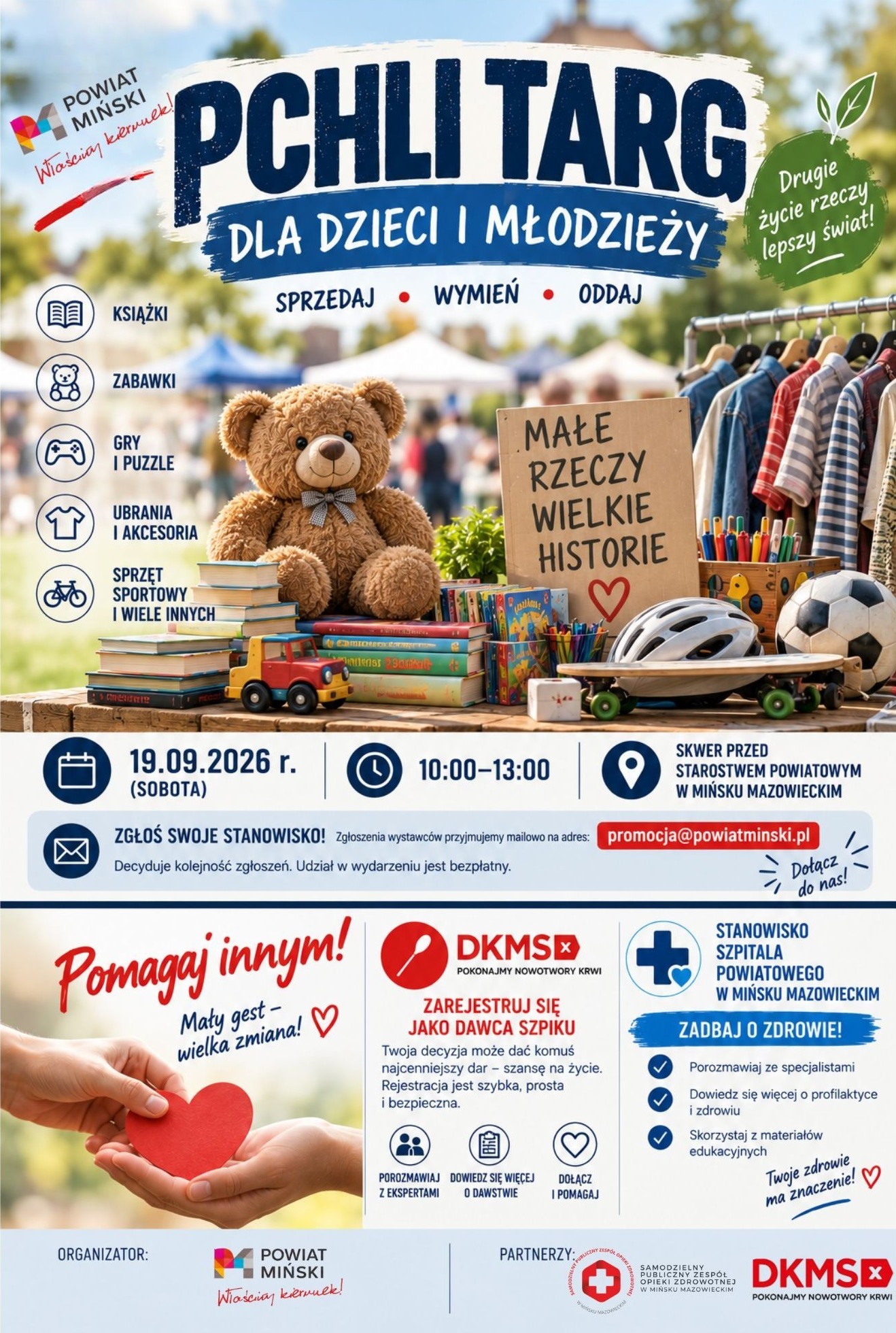 Kliknięcie powiększy obraz. Kolorowy plakat zapowiada pchli targ dla dzieci i młodzieży. Duży nagłówek na górze na jasnym tle. Na środku pluszowy miś siedzi na stosie książek obok zabawkowego samochodu i kartonu z napisem. Po prawej stojak z wiszącymi ubraniami oraz kask i piłka na stole z przyborami. W tle rozmyte namioty i drzewa sugerujące zewnętrzną, dzienną imprezę. Na dole dłonie wymieniają papierowe serce obok paneli informacyjnych i logotypów organizatorów.