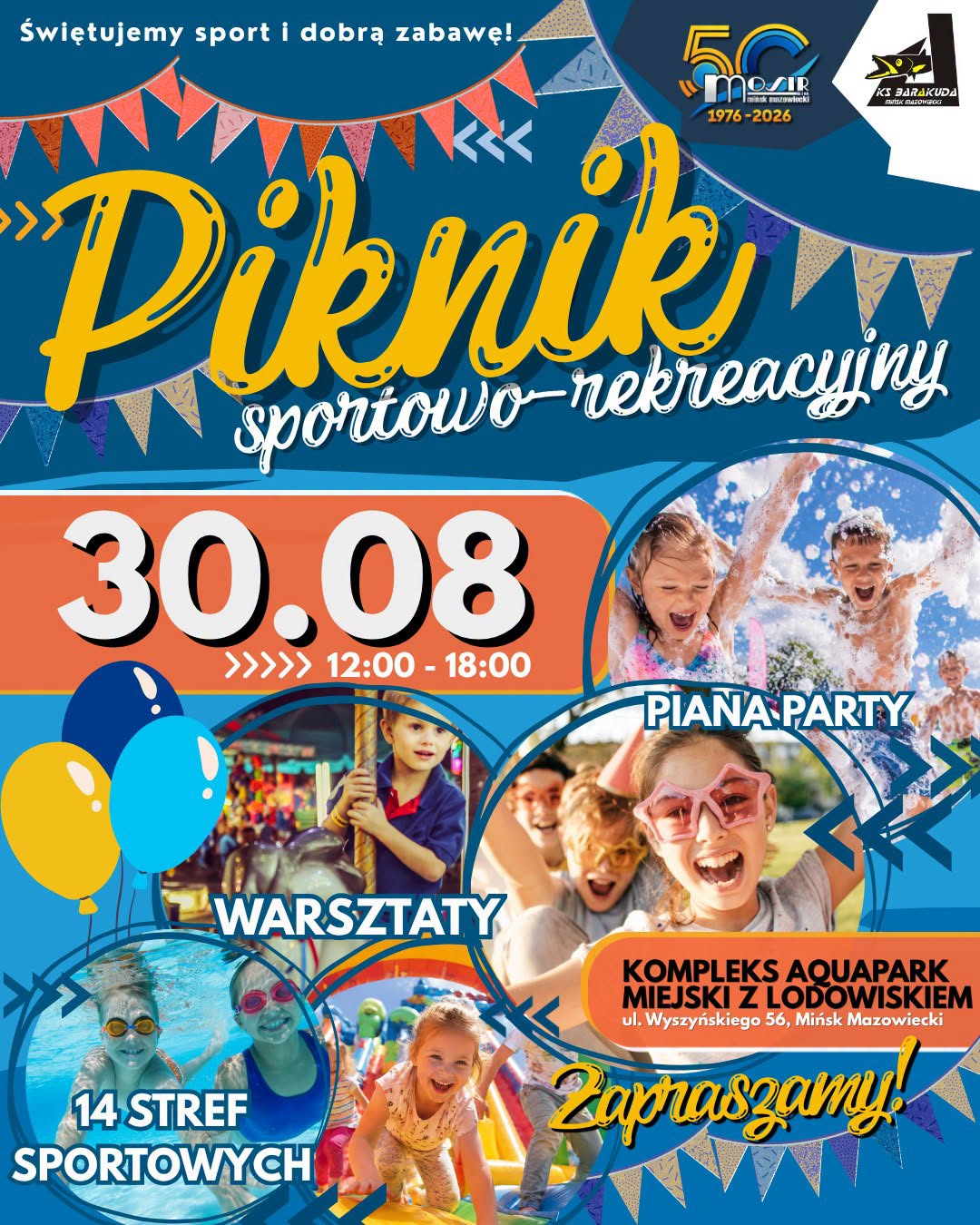 Kliknięcie powiększy obraz. Kolorowy plakat na granatowo-niebieskim tle z ozdobnymi chorągiewkami. Duża dekoracyjna typografia u góry. Kilka okrągłych zdjęć dzieci bawiących się w wodzie, na zjeżdżalni i podczas zabawy z pianą. Balony i jaskrawe graficzne elementy rozmieszczone na dole.