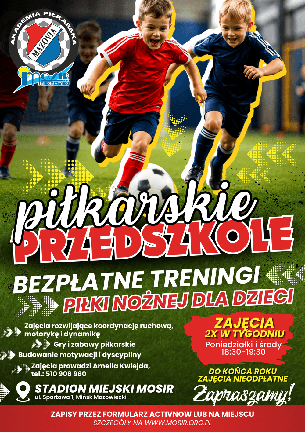 Kliknięcie powiększy obraz. Trójka małych dzieci w sportowych strojach biegnie po zielonej trawie za piłką nożną, z dwoma chłopcami na pierwszym planie w czerwonym i granatowym komplecie. Kolorowe graficzne obrysy i żółte akcenty wyróżniają sylwetki, u góry po lewej widoczne dwie okrągłe i kolorowe plakietki/logo. Projekt ma układ plakatu informacyjnego z dużym napisem tytułowym na środku i czerwonym paskiem rejestracyjnym u dołu oraz ikoną lokalizacji wskazującą stadion.