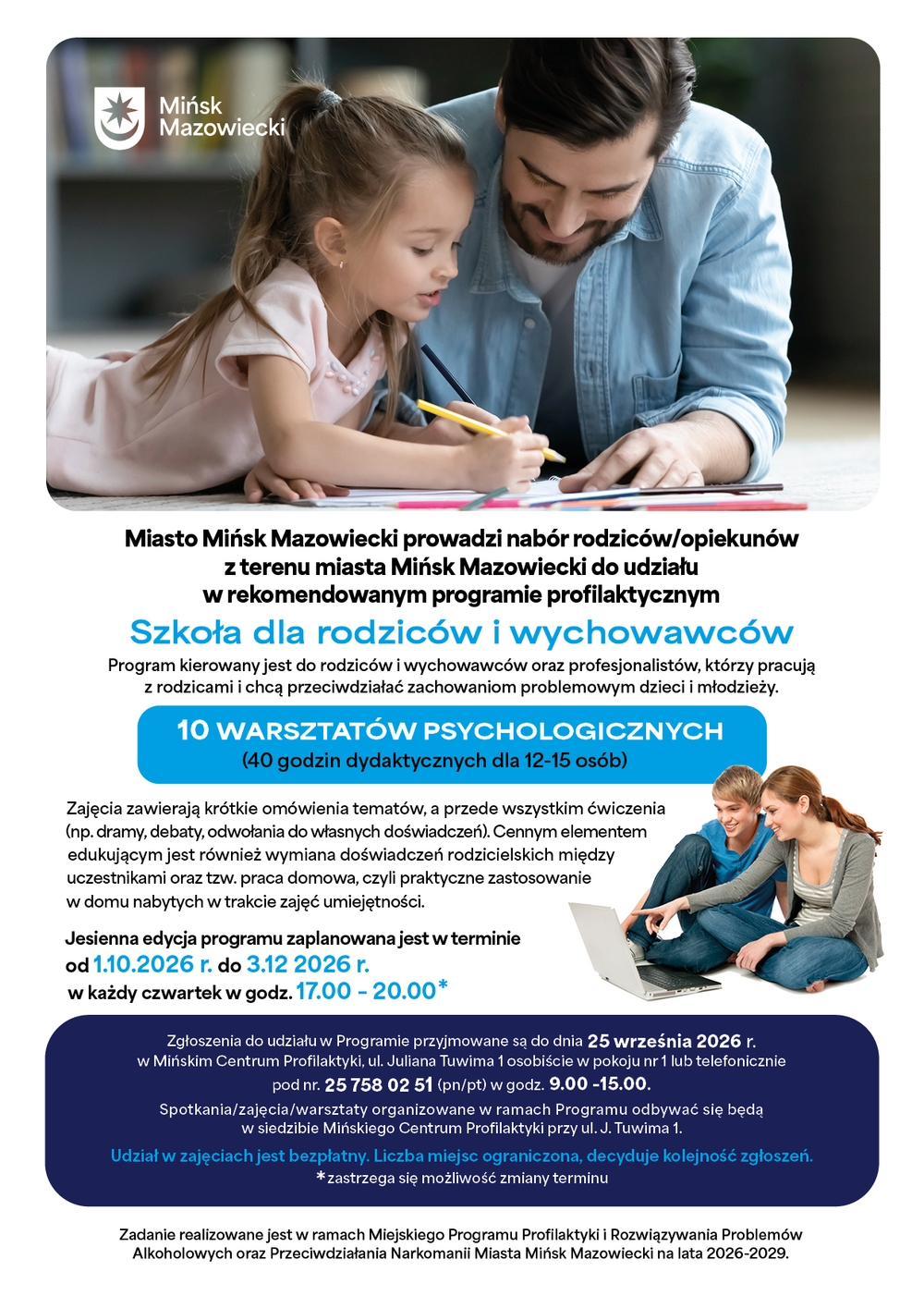 Kliknięcie powiększy obraz. Mężczyzna i dziewczynka leżą na jasnej podłodze w domu i razem rysują.
Postacie znajdują się na pierwszym planie po prawej stronie zdjęcia.
W górnym lewym rogu biało‑niebieskie logo miasta.
Na białym tle poniżej głównego zdjęcia widoczny jest mniejszy obrazek z dwojgiem dorosłych siedzących razem przy laptopie.