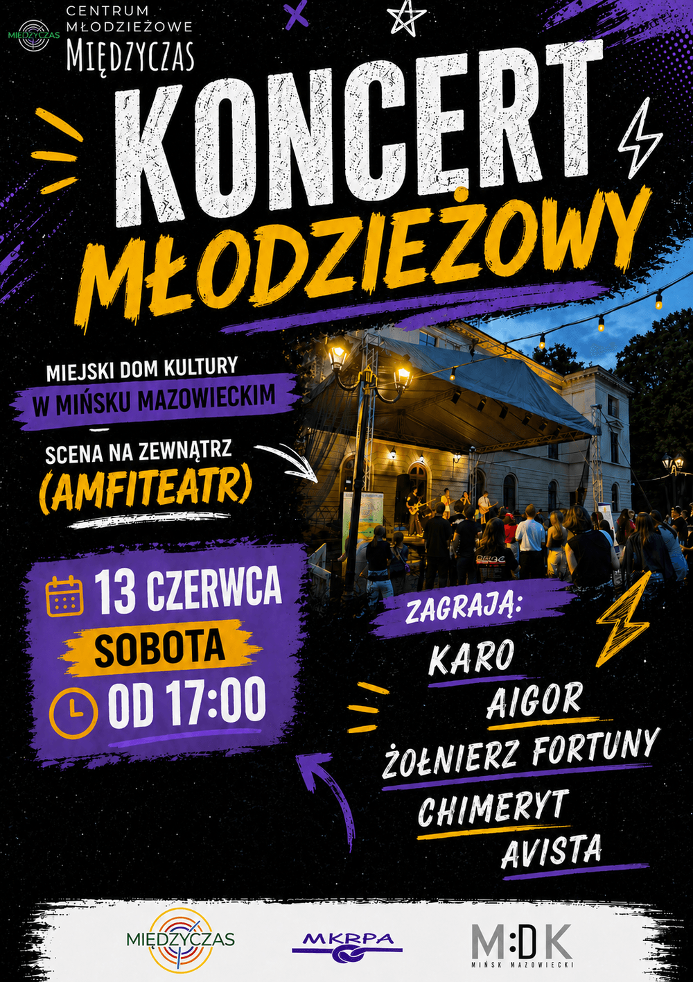 Kliknięcie powiększy obraz. Duży biało-żółty nagłówek na czarnym, fioletowo-żółtym tle. Po prawej zdjęcie oświetlonej, zewnętrznej sceny amfiteatru przed budynkiem, z muzykami i publicznością wieczorem. Po lewej fioletowo-żółte pole z ikonami kalendarza i zegara wskazujące datę i godzinę wydarzenia. Obok zdjęcia widoczna lista wykonawców na kolorowych paskach. Na dole kilka logotypów sponsorów.