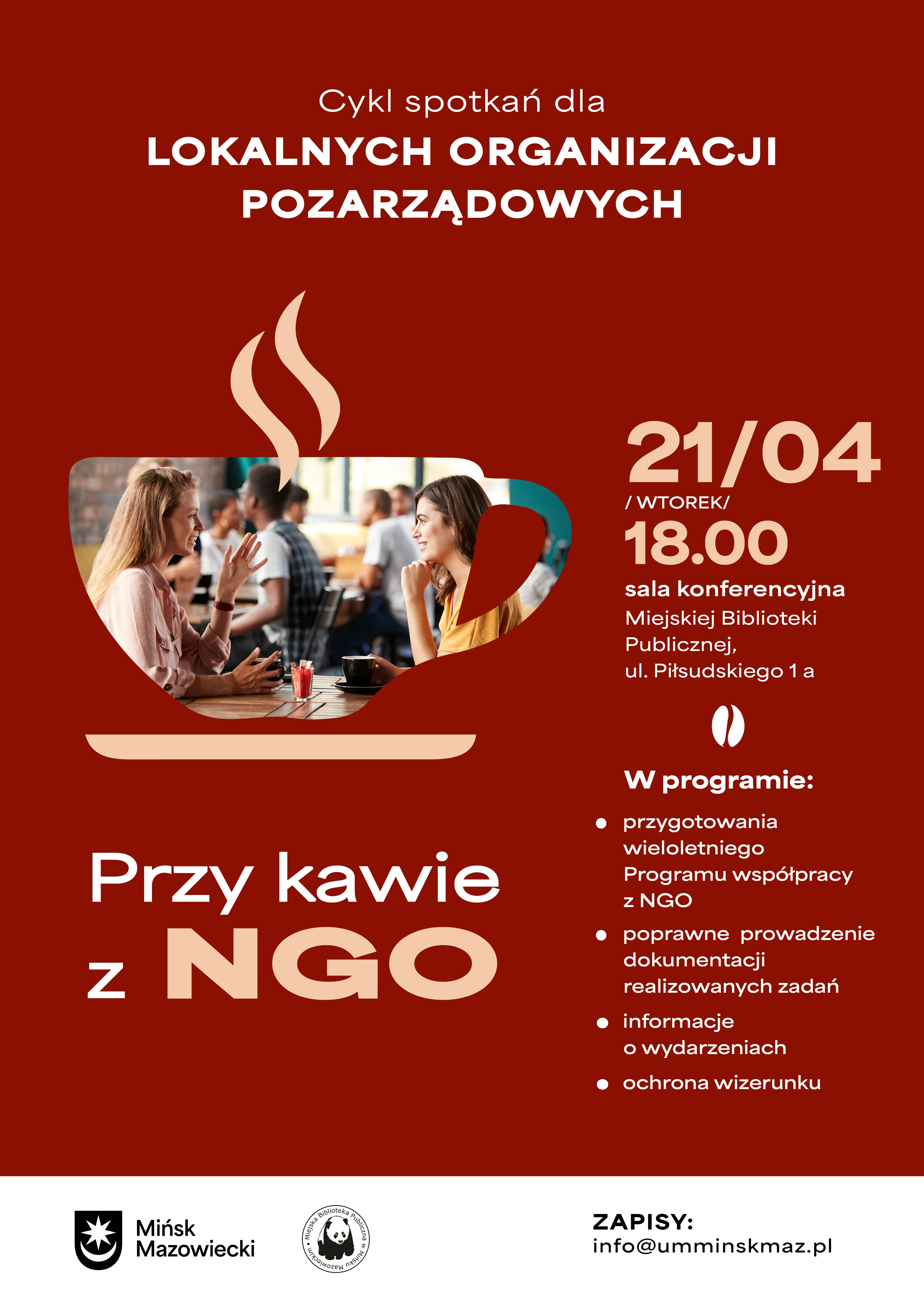 Kliknięcie powiększy obraz. Ciemnoczerwone tło z dużą sylwetką filiżanki kawy zawierającą fotografię dwóch kobiet rozmawiających przy stoliku w kawiarni. Po prawej stronie wyróżnione pionowe pole z datą i godziną oraz informacjami o sali konferencyjnej. Poniżej duże hasło związane z rozmową przy kawie i akcentowane skrótowe oznaczenie NGO. Na dole lista punktów programu i dane kontaktowe oraz logotypy organizatorów na białym pasku.