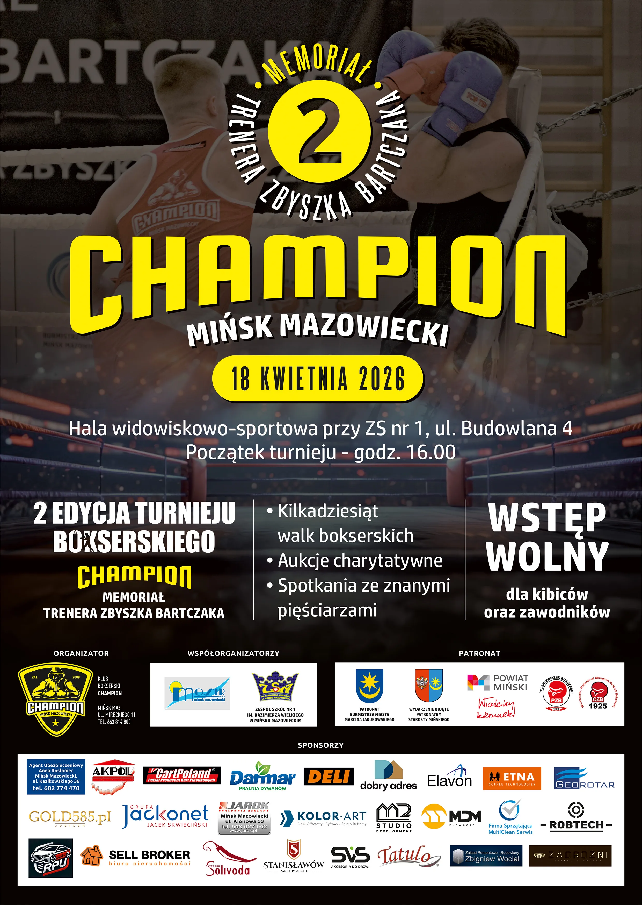 Kliknięcie powiększy obraz. Dwa bokserzy walczą w narożniku ringu na tle ciemnej hali. Centralnie duży żółty tytuł w kontrastującej czcionce. U góry żółe okrągłe logo z cyfrą, pod nim żółta zaokrąglona etykieta z datą wydarzenia. Po prawej duży biały napis informujący o wstępie wolnym. Na dole siatka logotypów sponsorów na ciemnym tle.