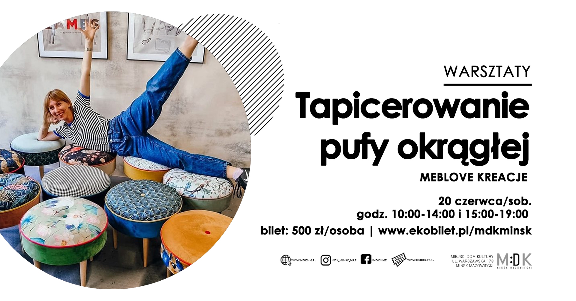 Kliknięcie powiększy obraz. Kobieta w pasiastym t‑shircie i dżinsach leży bokiem na grupie kolorowych, tapicerowanych, okrągłych puf ustawionych w pomieszczeniu. Wewnątrz, na jasnej ścianie wiszą ramki z grafikami. Po prawej dominuje białe tło z dużą, czarną typografią i wolną przestrzenią.
