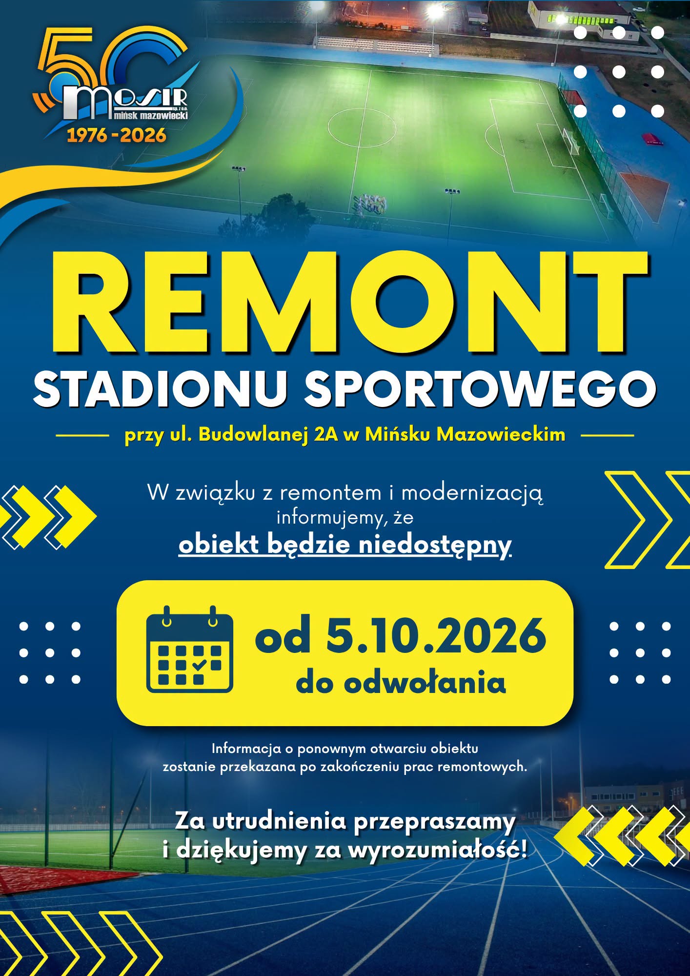 Kliknięcie powiększy obraz. Plakat informuje o remoncie stadionu sportowego przy ul. Budowlanej 2A w Mińsku Mazowieckim. W tle nocne zdjęcie oświetlonego boiska piłkarskiego. Duży żółty napis REMONT na niebieskim tle i data od 5.10.2026 w żółtym polu. Żółte graficzne strzałki i logo 50-lecia w lewym górnym rogu.