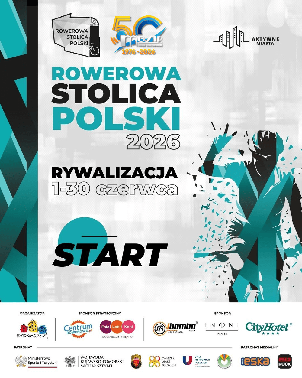 Kliknięcie powiększy obraz. Pionowy plakat promocyjny o sportowym charakterze. Turkusowo-czarna kolorystyka z jasnoszarym tłem. Po prawej stylizowana rozbita sylwetka rowerzysty. Po lewej geometryczne paski i wzory. U góry i na dole liczne logotypy i ikony. Centralnie wyraźna sekcja informacyjna z zapowiedzią rywalizacji i dużym przyciskiem start.