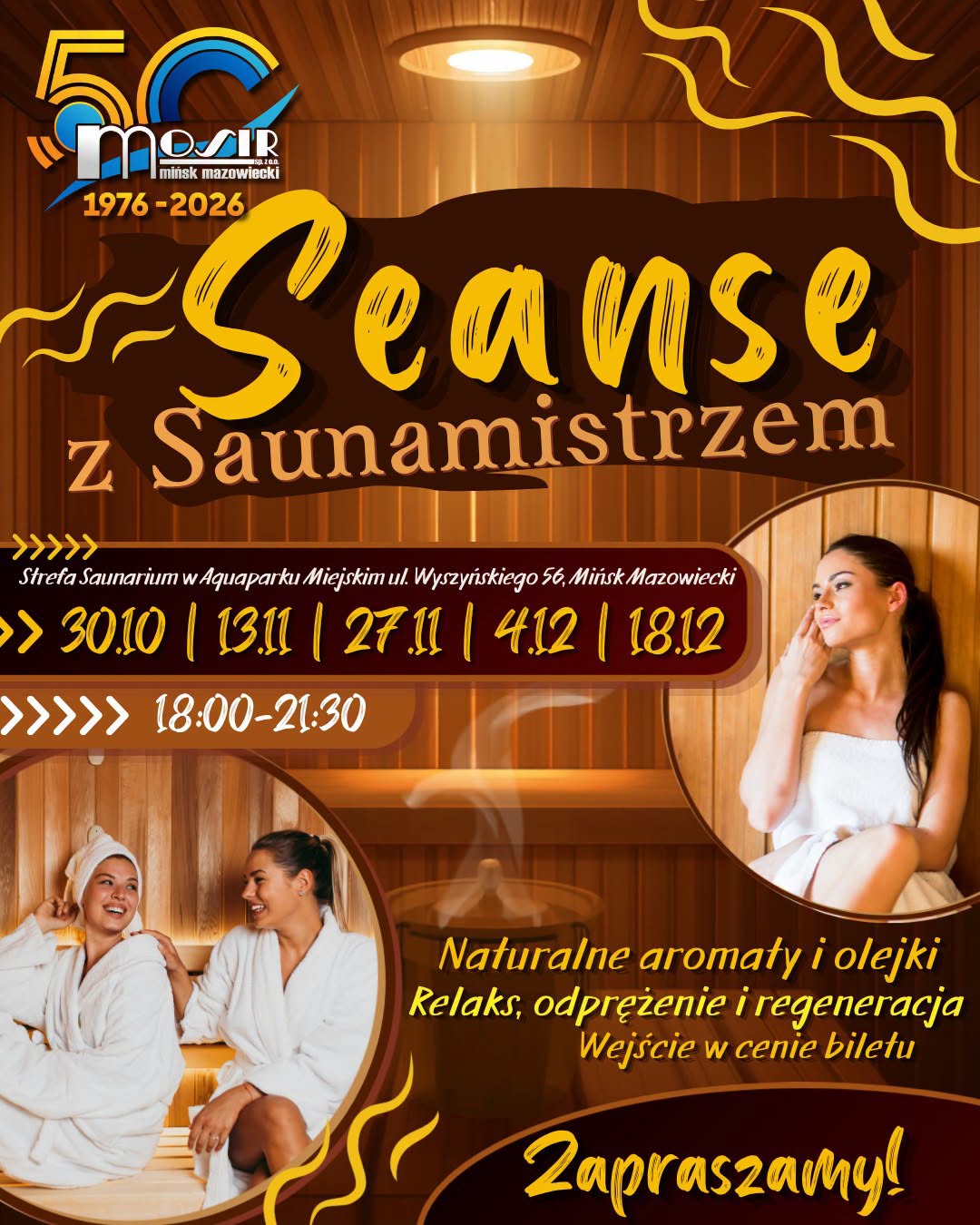 Kliknięcie powiększy obraz. Plakat w brązowych odcieniach z drewnianym tłem reklamuje seanse sauny prowadzone przez saunamistrza. W lewym górnym rogu widoczne jest kolorowe logo z liczbą 50. Na plakacie znajdują się trzy kobiety w saunie: dwie w białych szlafrokach rozmawiające razem i jedna owinięta ręcznikiem siedząca osobno. Na grafice widoczne są podkreślone daty i wieczorne godziny oraz informacja o naturalnych aromatach i olejkach. Na dole znajduje się duży zachęcający napis „Zapraszamy”.