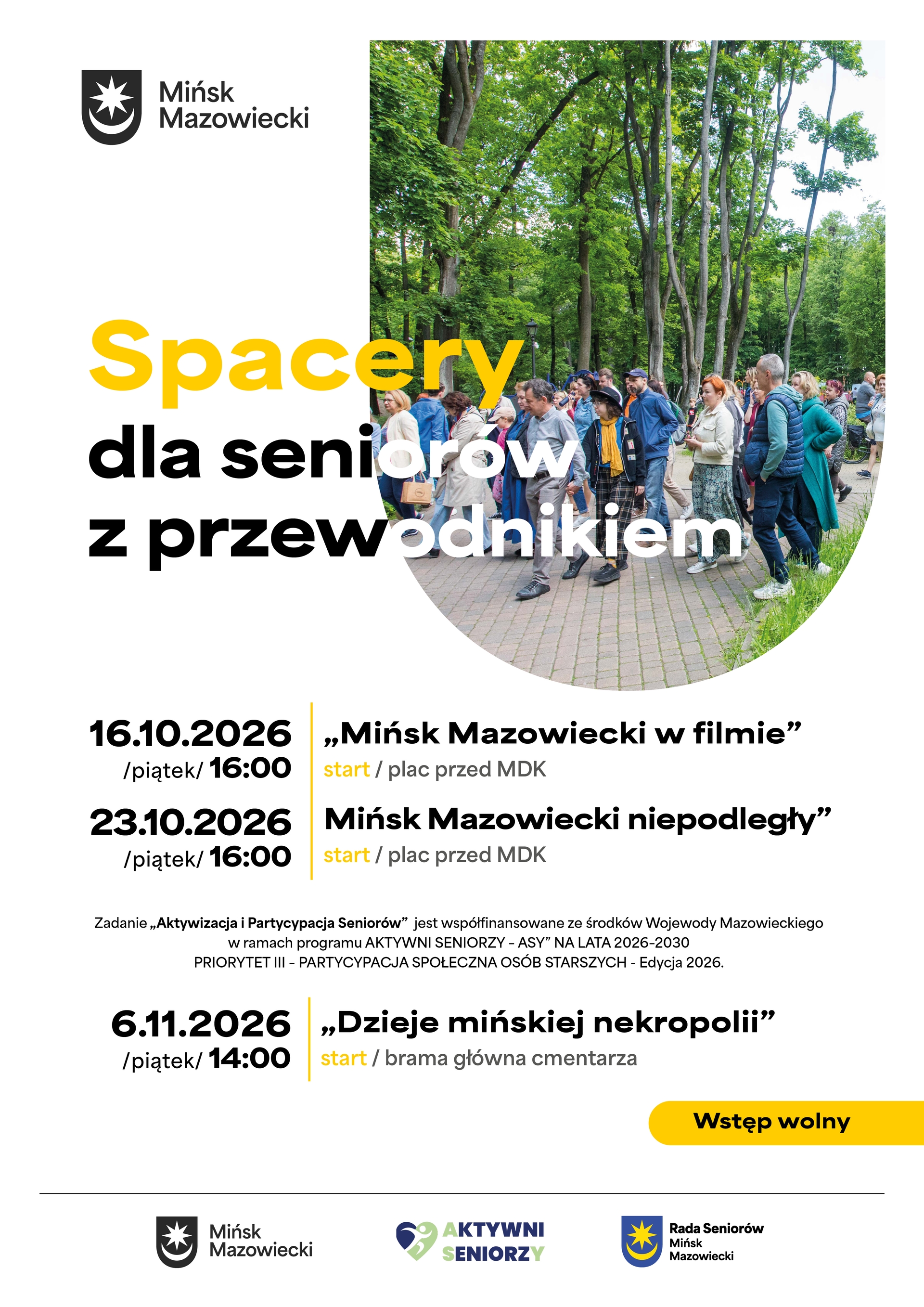 Kliknięcie powiększy obraz. Promocyjny plakat informuje o spacerach dla seniorów z przewodnikiem. Grupa kilkunastu osób idzie po brukowanej ścieżce w zielonym miejskim parku. Górna lewa część zawiera logo miasta na białym tle. Na dole widoczny harmonogram i żółty przycisk z informacją o bezpłatnym wstępie.