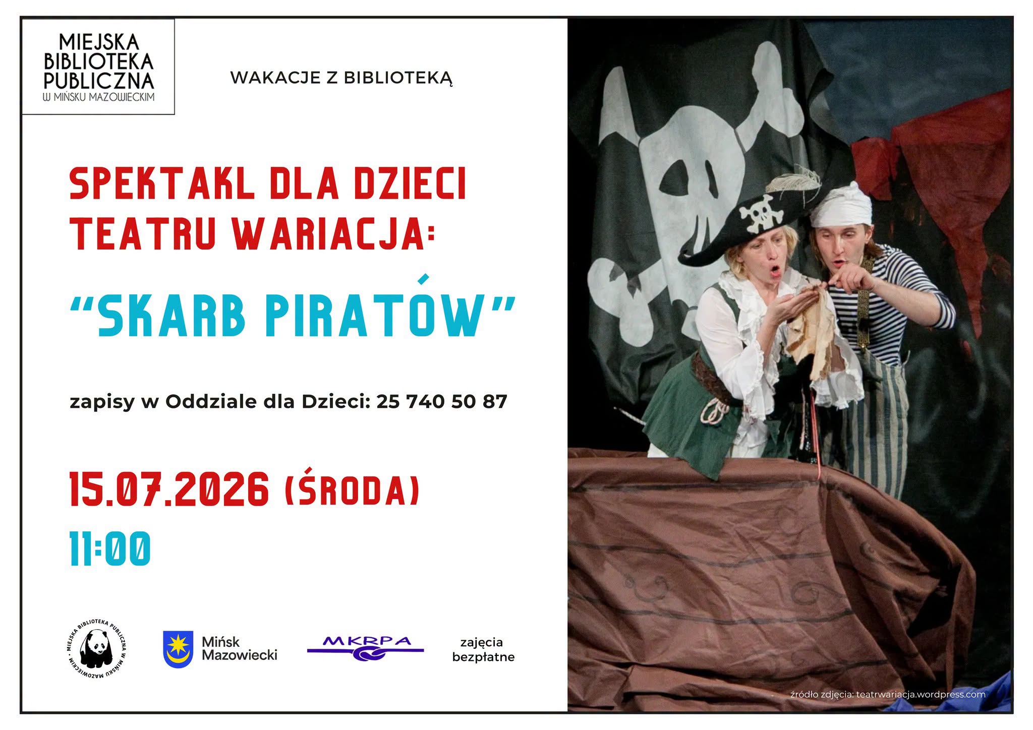 Kliknięcie powiększy obraz. Plakat podzielony na dwie części. Lewa część ma białe tło z kolorowymi blokami tekstu i kilkoma małymi logotypami u dołu. Prawa część pokazuje dwóch aktorów w strojach piratów przed czarną flagą z białą czaszką. Aktorzy stoją przy brązowym płótnie udającym pokład i gestykulują nad znalezionym przedmiotem. Tło sceny jest ciemne, ujęcie wewnątrz.