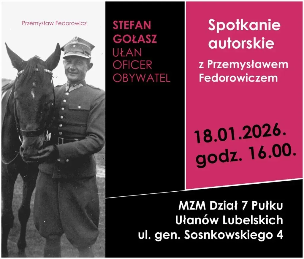 Kliknięcie powiększy obraz. Po lewej czarnobiała fotografia mężczyzny w mundurze kawaleryjskim stojącego obok konia. Po prawej stronie czarne i bordowe tło z kolorowym tekstem zapraszającym na spotkanie autorskie.