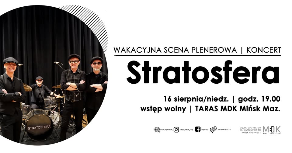 Kliknięcie powiększy obraz. Czterech muzyków stoi przed czarną kurtyną w kółkowym kadrze po lewej stronie. Perkusista siedzi za zestawem bębnów z widoczną nazwą na werblu. Po prawej stronie znajduje się biały obszar z dużym, pogrubionym tytułem i dodatkowymi informacjami o koncercie. Kompozycja ma kontrastowe czarne i białe elementy i minimalistyczny układ.