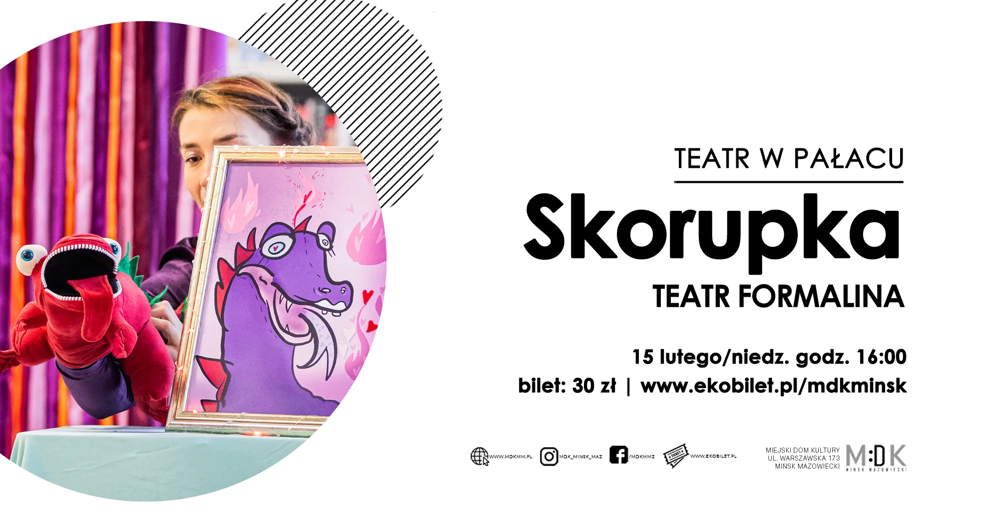 Kliknięcie powiększy obraz. Kobieta trzyma czerwoną pacynkę w kształcie potwora z dużymi oczami i wystającym językiem obok obrazu z fioletowym smokiem na różowym tle. W tle fioletowe zasłony. Po prawej stronie czarny tekst na białym tle z informacją o spektaklu teatralnym.