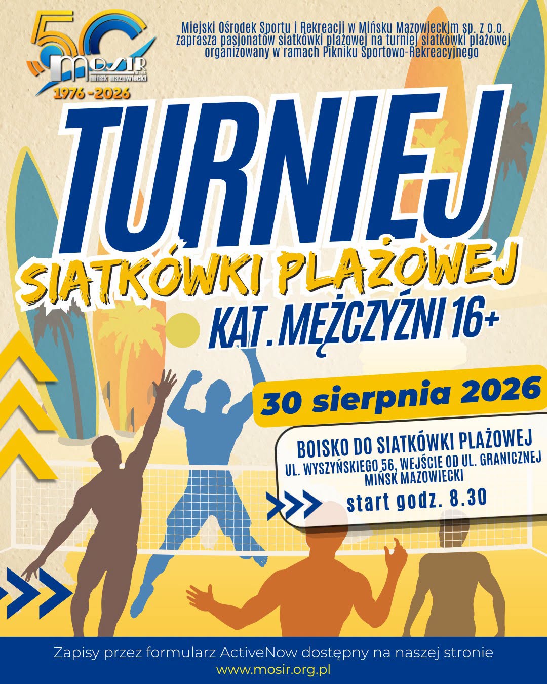 Kliknięcie powiększy obraz. Kolorowy plakat promujący turniej siatkówki plażowej. Na pierwszym planie siatka i cztery sylwetki zawodników w akcji, dwóch atakuje po bokach, dwóch stoi za siatką. W tle dwie duże deski surfingowe i zarysy palm. Przeważające barwy to niebieski, żółty i pomarańczowy. W lewym górnym rogu widoczne logo organizatora.