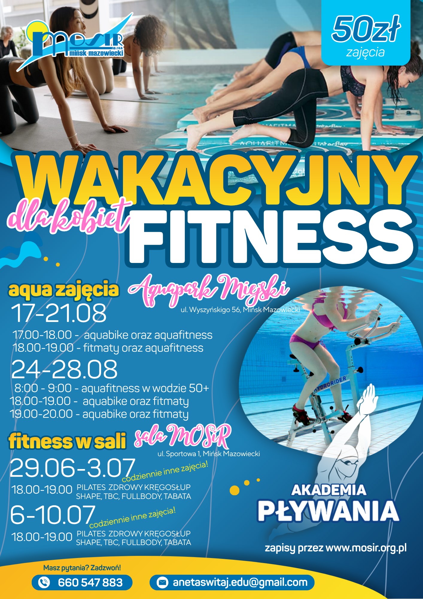 Kliknięcie powiększy obraz. Kolorowy plakat promujący wakacyjne zajęcia fitness dla kobiet. Górna część pokazuje grupę kobiet ćwiczących na matach oraz kobiety na rowerach aqua w basenie. Jasny niebieski i żółty układ kolorystyczny z wyróżnionym kwadratowym oznaczeniem ceny w prawym górnym rogu. Środkowa część zawiera dużą, wyraźną sekcję nagłówkową. Lewa i środkowa część zawiera harmonogramy zajęć, a dolna część pokazuje ikonę telefonu i adres e‑mail jako dane kontaktowe. Logo organizatora w lewym górnym rogu.