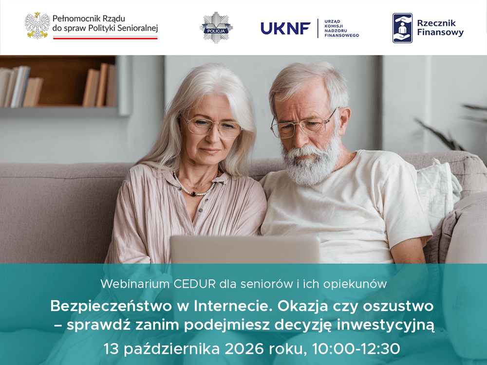 Kliknięcie powiększy obraz. Starsza para siedzi na kanapie i razem patrzy na otwarty laptop. U góry widoczny pasek z kilkoma logotypami, a w tle po lewej półka z książkami.