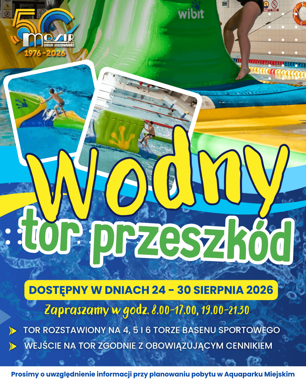 Kliknięcie powiększy obraz. Kolorowy plakat basenu wewnątrz. Na pierwszym planie zielone dmuchane przeszkody na niebieskim torze wodnym, kilka osób wspina się i skacze z urządzeń. U góry logo obiektu, centralnie duży żółty tytuł, poniżej żółty pasek z informacją o terminie i godzinach dostępności.