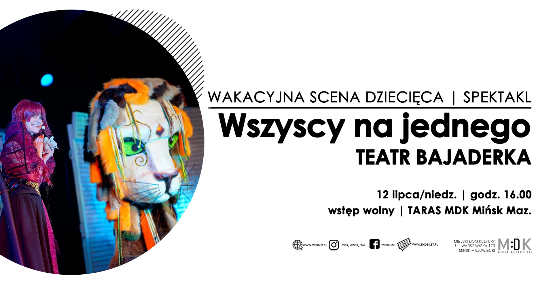 Kliknięcie powiększy obraz. Po lewej na scenie aktorka w czerwonej peruce i bordowym kostiumie trzyma małą maskotkę-mysz. Obok stoi duża, kolorowa marionetka lwa z pomarańczowymi i zielonymi elementami. Tło sceny jest ciemne, prawa połowa obrazu ma jasne, białe tło z layoutem tekstowym.