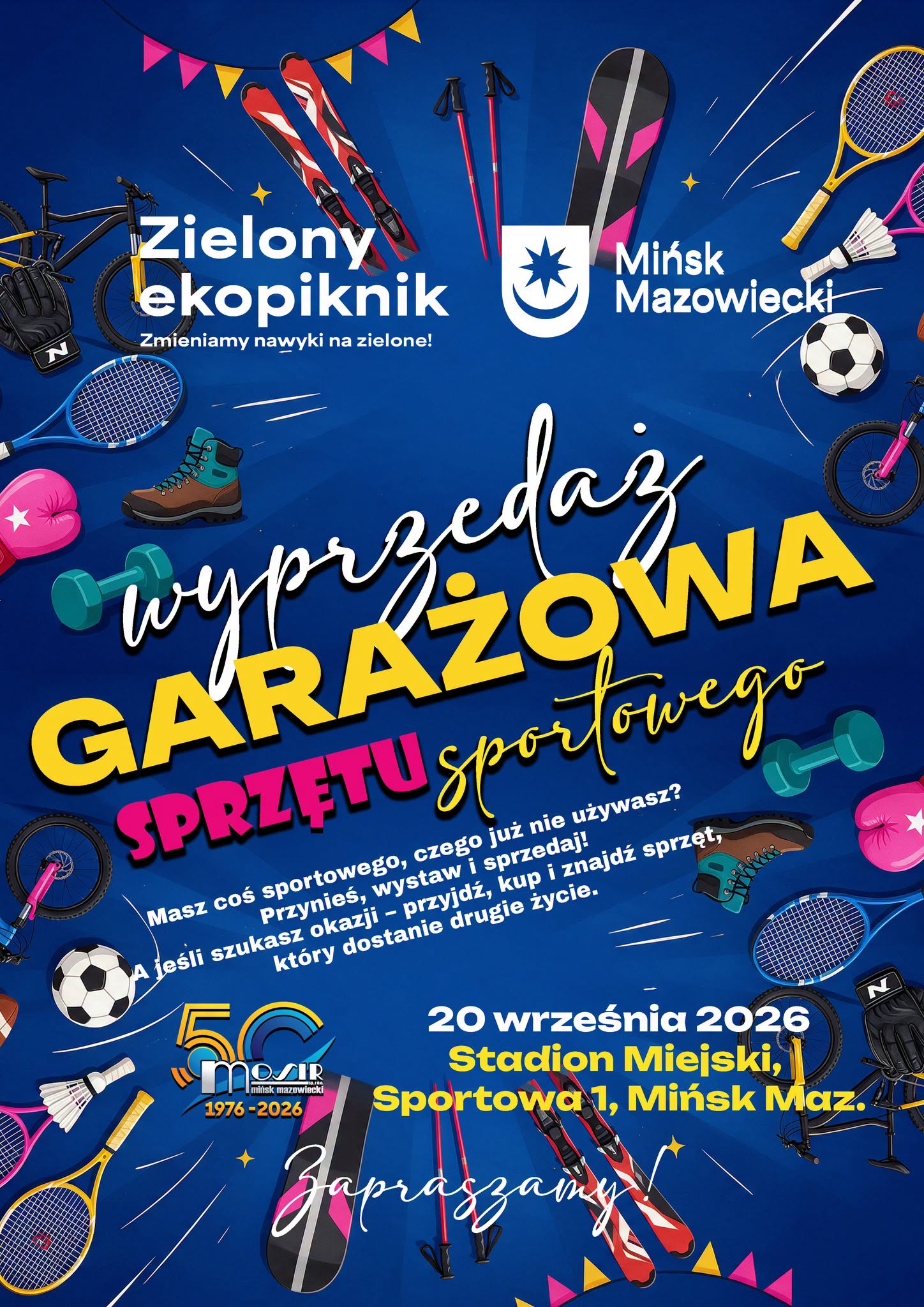 Kliknięcie powiększy obraz. Plakat o ciemnoniebieskim tle z rozrzuconym sprzętem sportowym. Na górze kolorowe proporczyki i para nart z kijami oraz snowboard. Po bokach rakiety tenisowe, lotki, piłka nożna, rower i ochraniacze. W dolnych częściach hantle, rękawice bokserskie, buty trekkingowe i plecak. W centrum widoczne logo miasta i duże, żółte oraz różowe, dekoracyjne napisy.