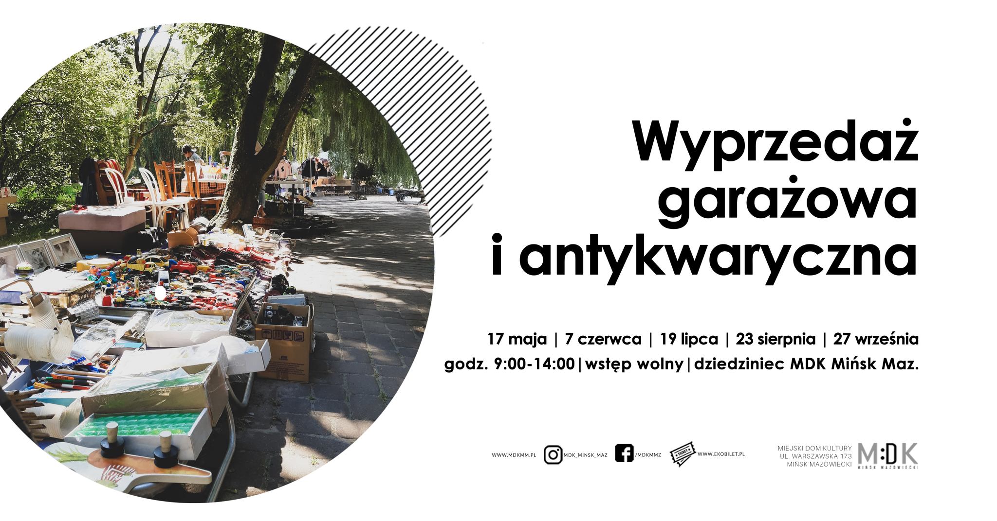 Kliknięcie powiększy obraz. Lewa połowa obrazu pokazuje plenerowy pchli targ pod drzewami z rozłożonymi stoiskami, pudełkami i drobnymi przedmiotami na chodniku. Obraz ma okrągły kadr po lewej i duże białe tło po prawej. Na białym tle znajduje się duży czarny nagłówek i mniejszy tekst informacyjny u dołu.