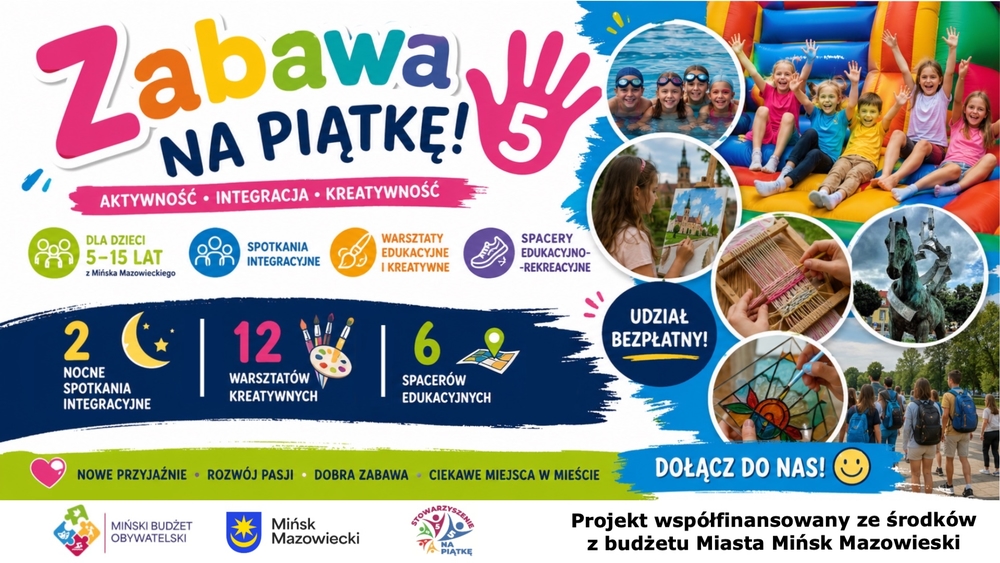 Kliknięcie powiększy obraz. Kolorowa plansza promocyjna z dużym, wielobarwnym tytułem i ikonami. Po prawej kilka okrągłych zdjęć z dziećmi: grupka bawi się na dmuchanej zjeżdżalni na zewnątrz, dzieci pływają w basenie, dziewczynka maluje obraz na świeżym powietrzu. Inne zdjęcia pokazują ręce tkaną pracę, malowanie witraża, rzeźbę miejską oraz grupę młodzieży z plecakami spacerującą ulicą. Tło jest jasne z niebieskimi i zielonymi akcentami. Informacje na grafice sugerują ofertę zajęć i bezpłatny udział dla dzieci.