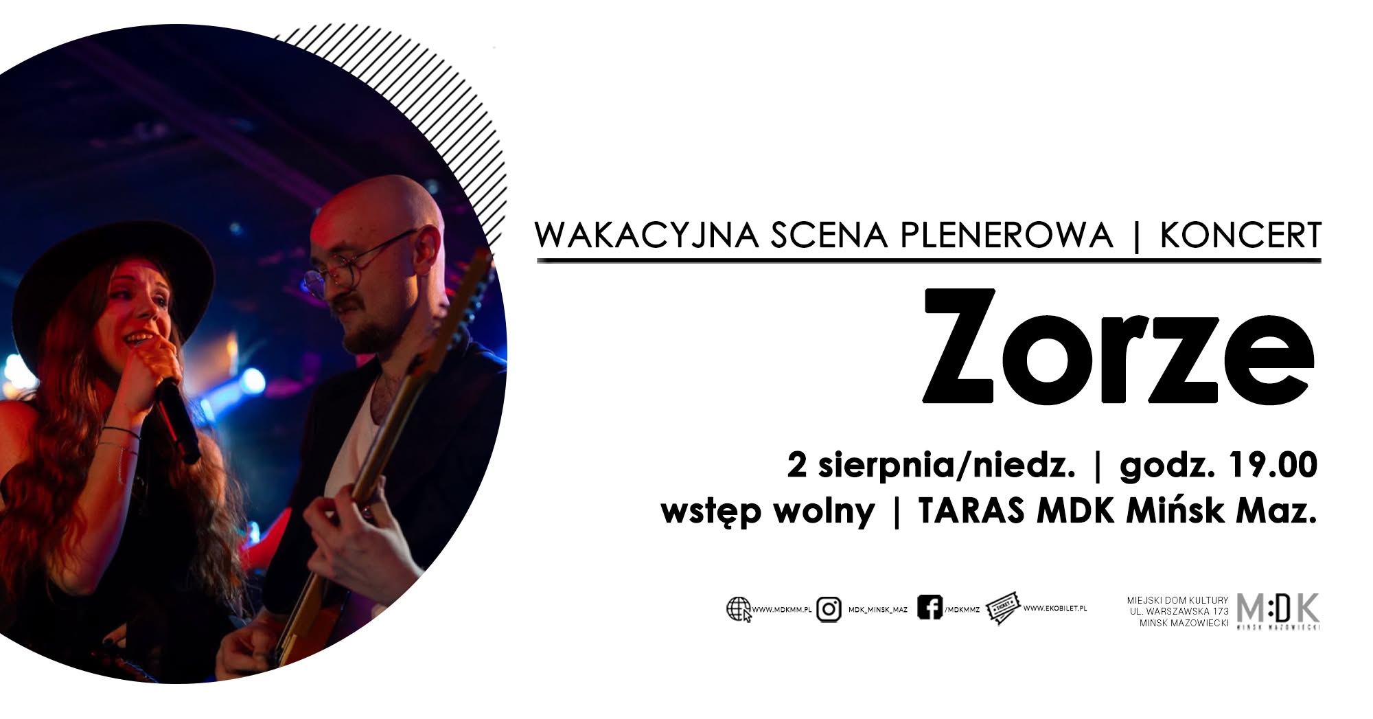 Kliknięcie powiększy obraz. Po lewej w dużym okręgu dwie osoby na scenie. Kobieta w kapeluszu śpiewa do mikrofonu. Mężczyzna obok gra na gitarze i ma okulary. Tło sceny jest ciemne z kolorowymi światłami. Po prawej duża biała przestrzeń z czarnymi elementami graficznymi.