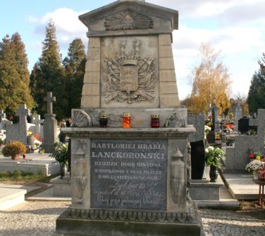 Zabytkowe nagrobki na cmentarzu parafialnym