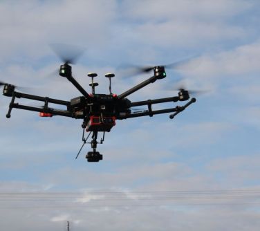 Dron na tle nieba