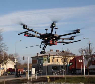 Dron w powietrzu na tle budynków