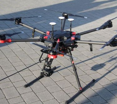 Dron na chodniku z kostki