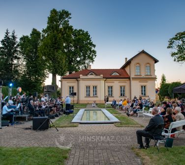 Wieczorny koncert (Widok na ogród z publicznością wieczornego koncertu)