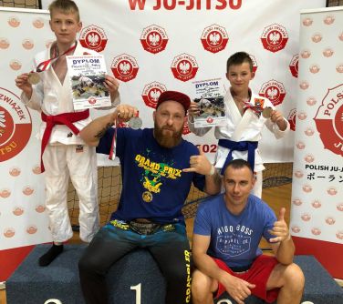 Mińscy zawodnicy Klubu Walki Grappler i Mks MMA TEAM na podium.