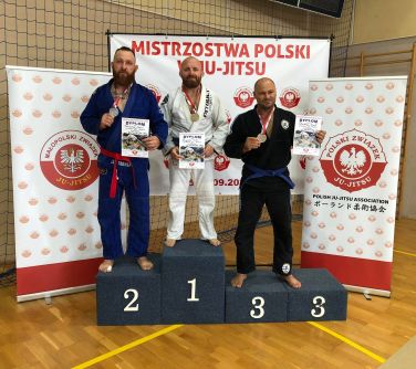 Mińscy zawodnicy Klubu Walki Grappler i Mks MMA TEAM na podium.