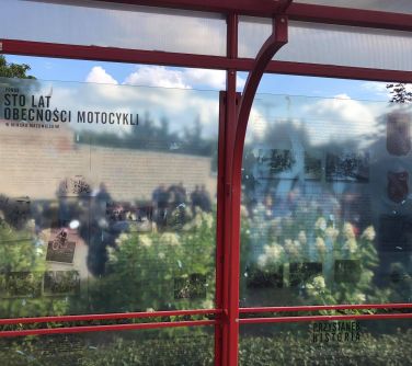 Nadruk na przystanku autobusowym poświęcony historii motoryzacji w Mińsku Mazowieckim