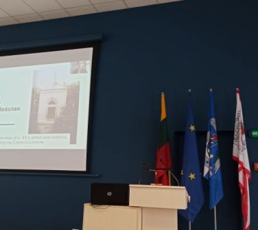 Kapliczka na slajdzie i flagi Litwy oraz Unii Europejskiej