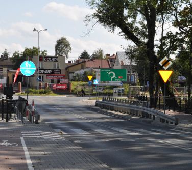 Widok na nową kładkę i rondo księdza Dziąga