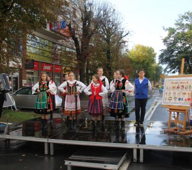 Na scenie występują uczniowie z SP nr 2 w strojach ludowych.