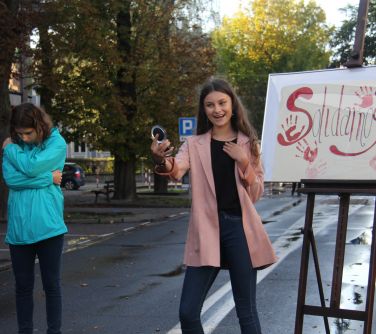 Występ dzieci z SP nr 5. Na scenie napis Solidarność.